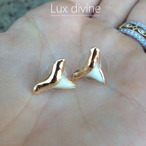 ☆シャークトゥース（サメの歯）☆ピアス☆Luxdivine