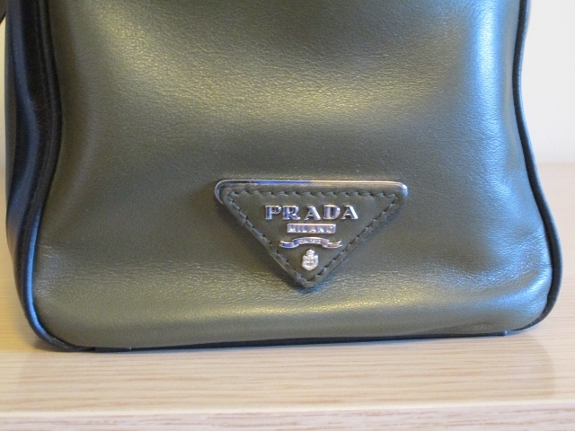 PRADAストライプ★ソフトレザートートバッグ☆カーキ×白×黒 PRADAストライプ☆ソフトレザートートバッグ☆カーキ×白×黒