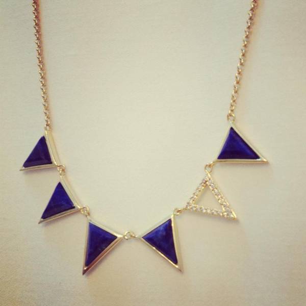 Anthropologieアンソロポロジートライアングルネックレス Anthropologieアンソロポロジー ミニトライアングルネックレス