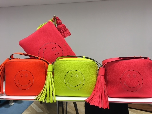 アニヤ★(セールで選べる3色)可愛いスマイリー付きNeonCrossBody