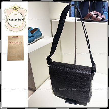 Salvatore Ferragamo x ショルダーバッグ(メンズ)|新作を海外通販 Salvatore Ferragamo x ショルダーバッグ(メンズ)|新作を海外通販