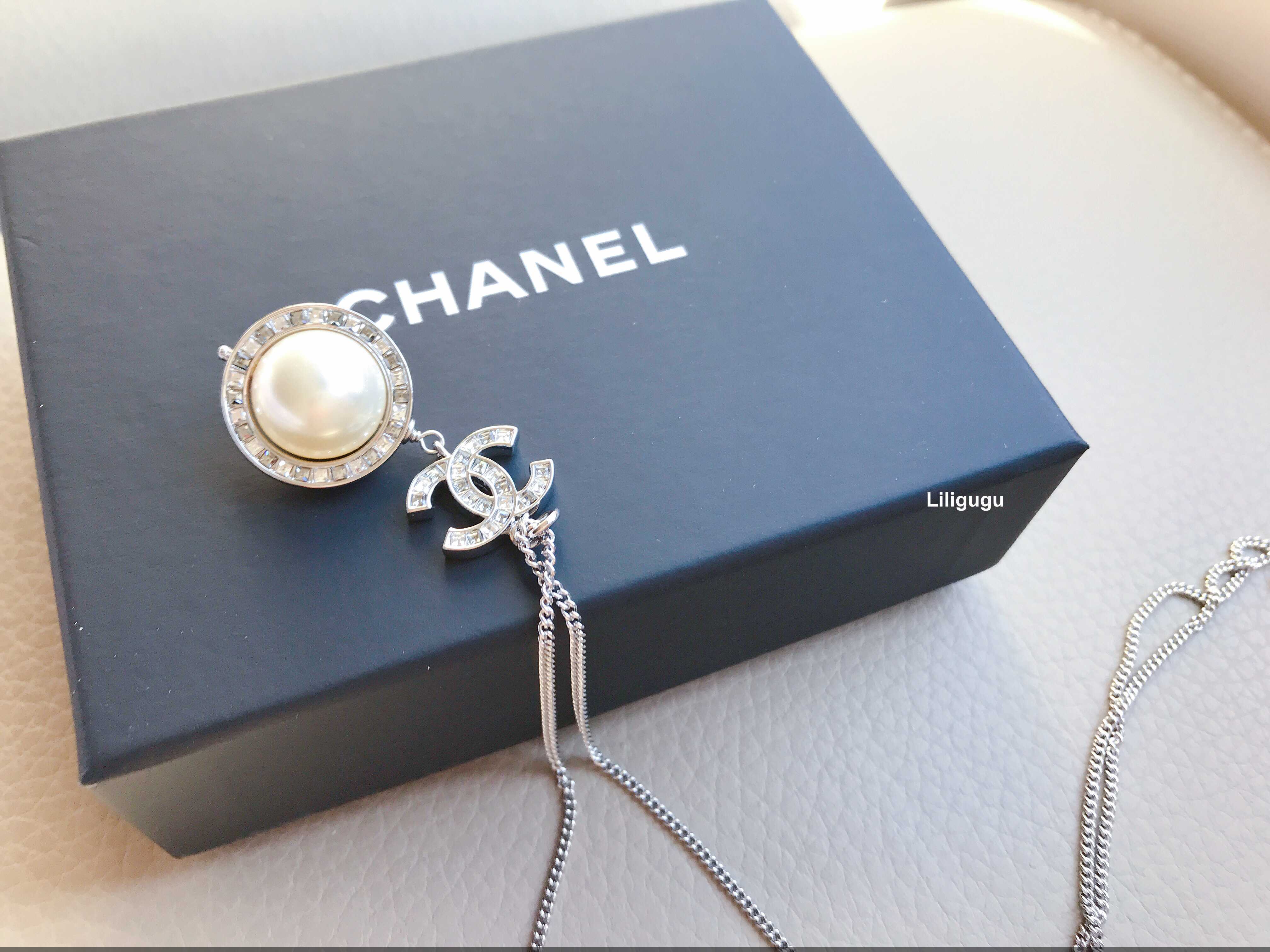 25C【上品な煌めき】◆CHANEL◆ピアス シルバー ホワイト ギフト ◇シルバー×ホワイトが上品◇『CHANEL』25C ピアス