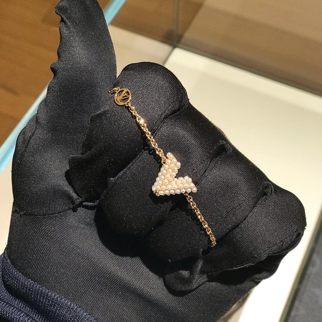 一部予約販売中】 M68358 Vuitton/ネックレス・ペンダント) (Louis 単品販売 ルイヴィトン ネックレス コリエエセンシャルVペルル ネックレス