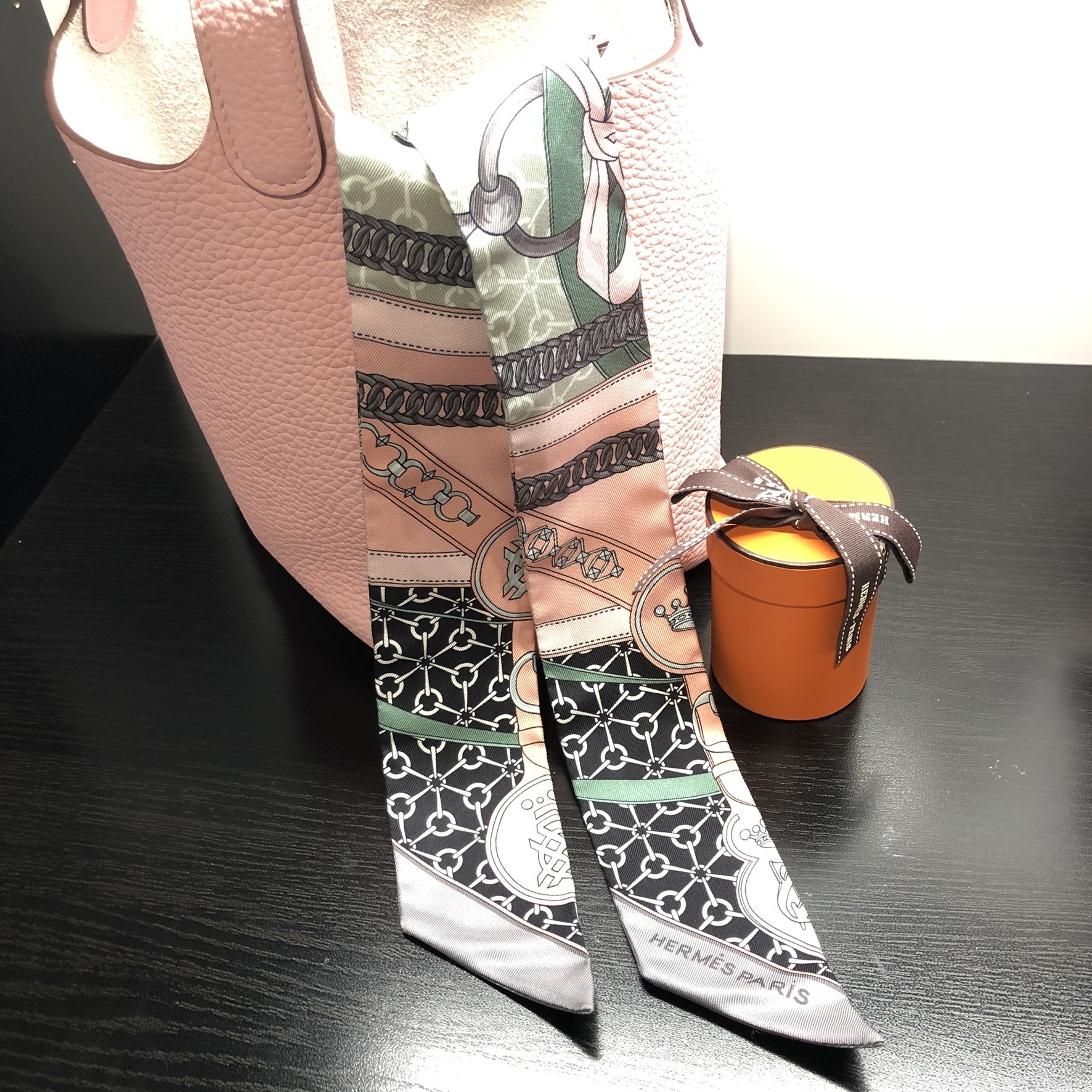 プレゼントに最適☆国内発送 HERMES ツイリー 朝の散歩