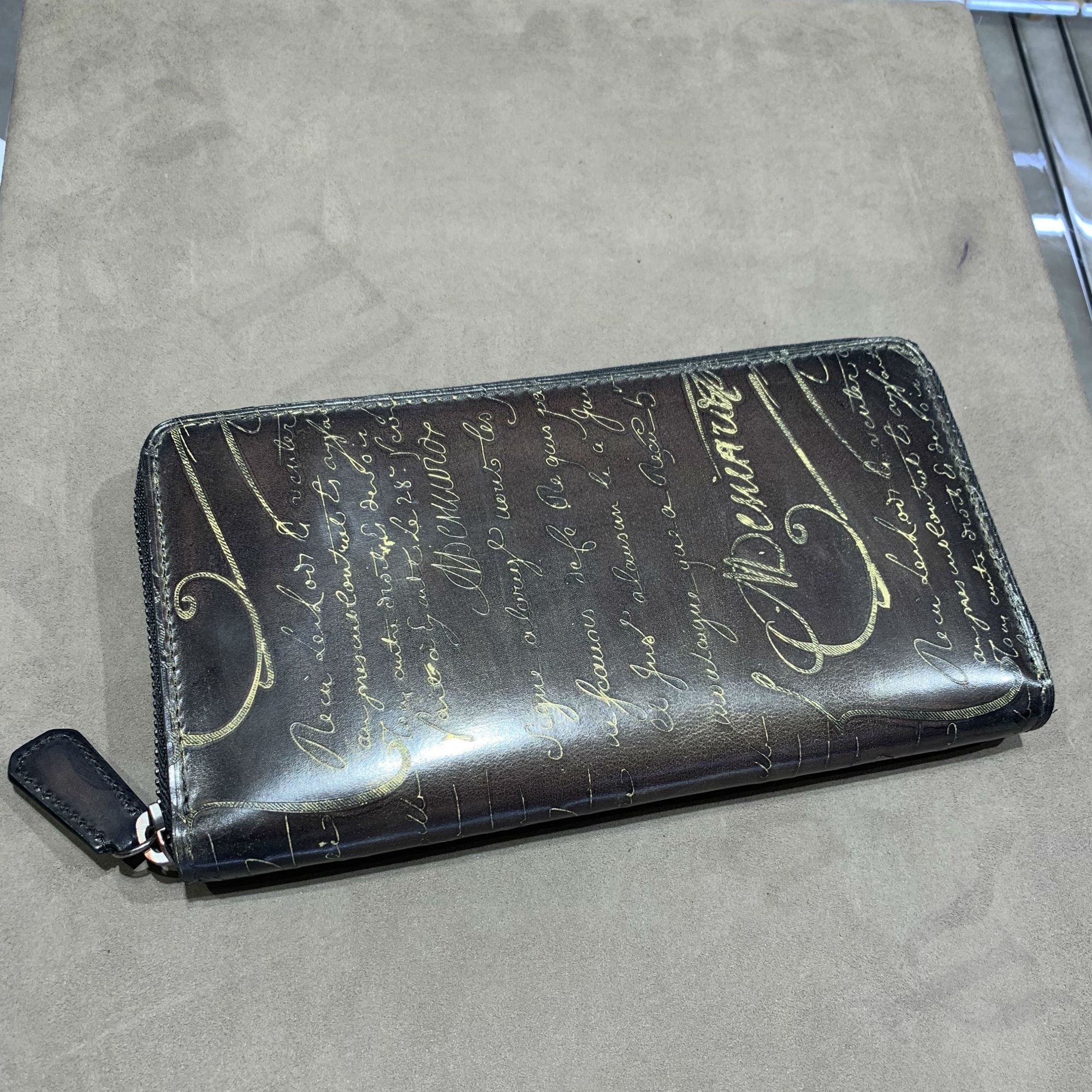 Berluti 長財布 Berluti Itauba 金パティーヌ スクリット 長財布 ダークブラウン(2)
