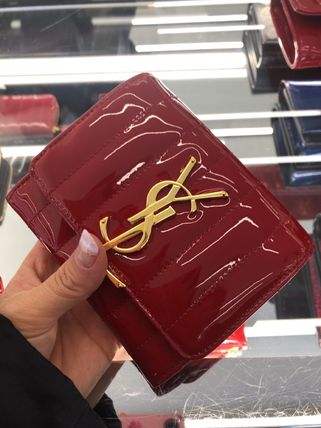 三つ折り Saint Laurent x 折りたたみ財布(レディース) - 海外通販のBUYMA