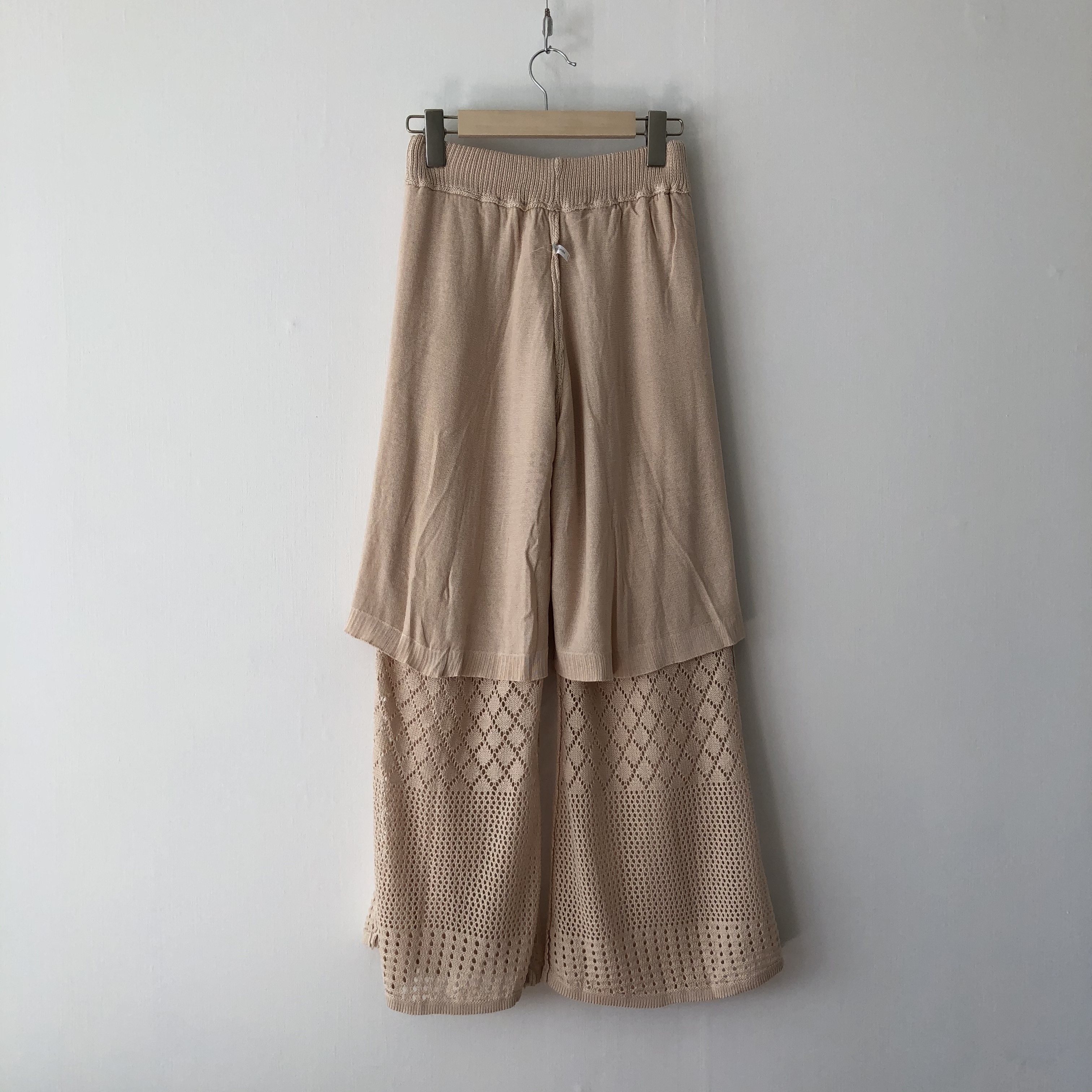 uni's room□見え隠れする素肌感 クロシェ ニットパンツ BE