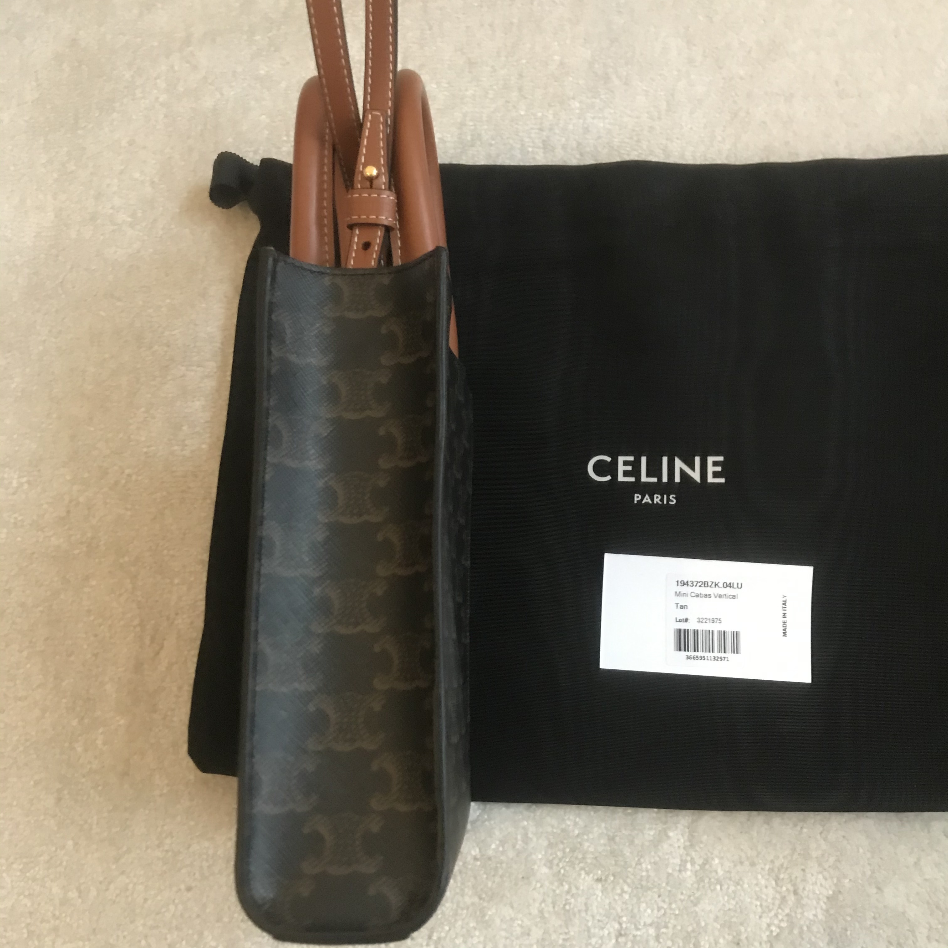 送料込【CELINE】MINI VERTICAL CABAS IN TRIOMPHE CANVAS