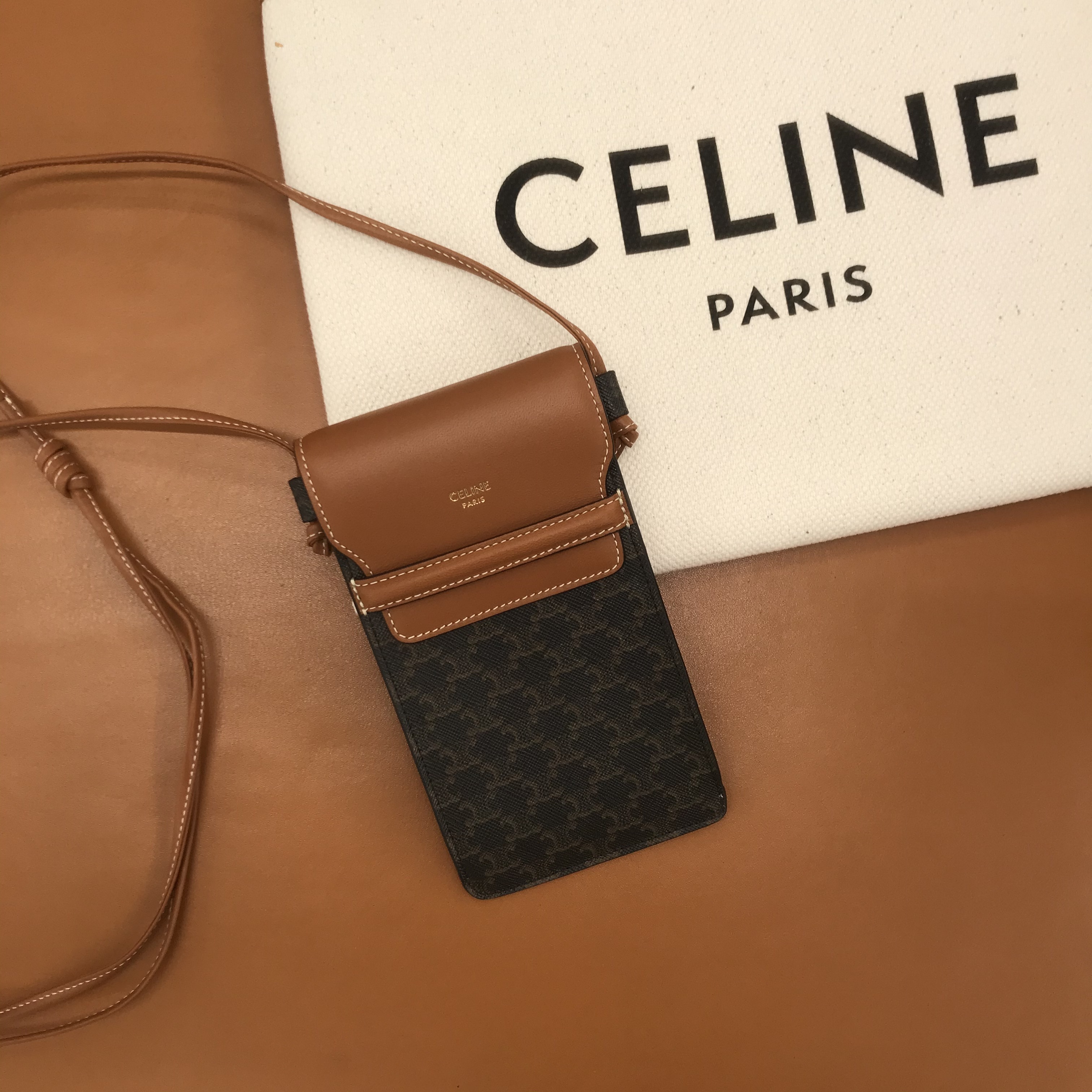 CELINE（セリーヌ）のモバイルポーチが入荷いたしました