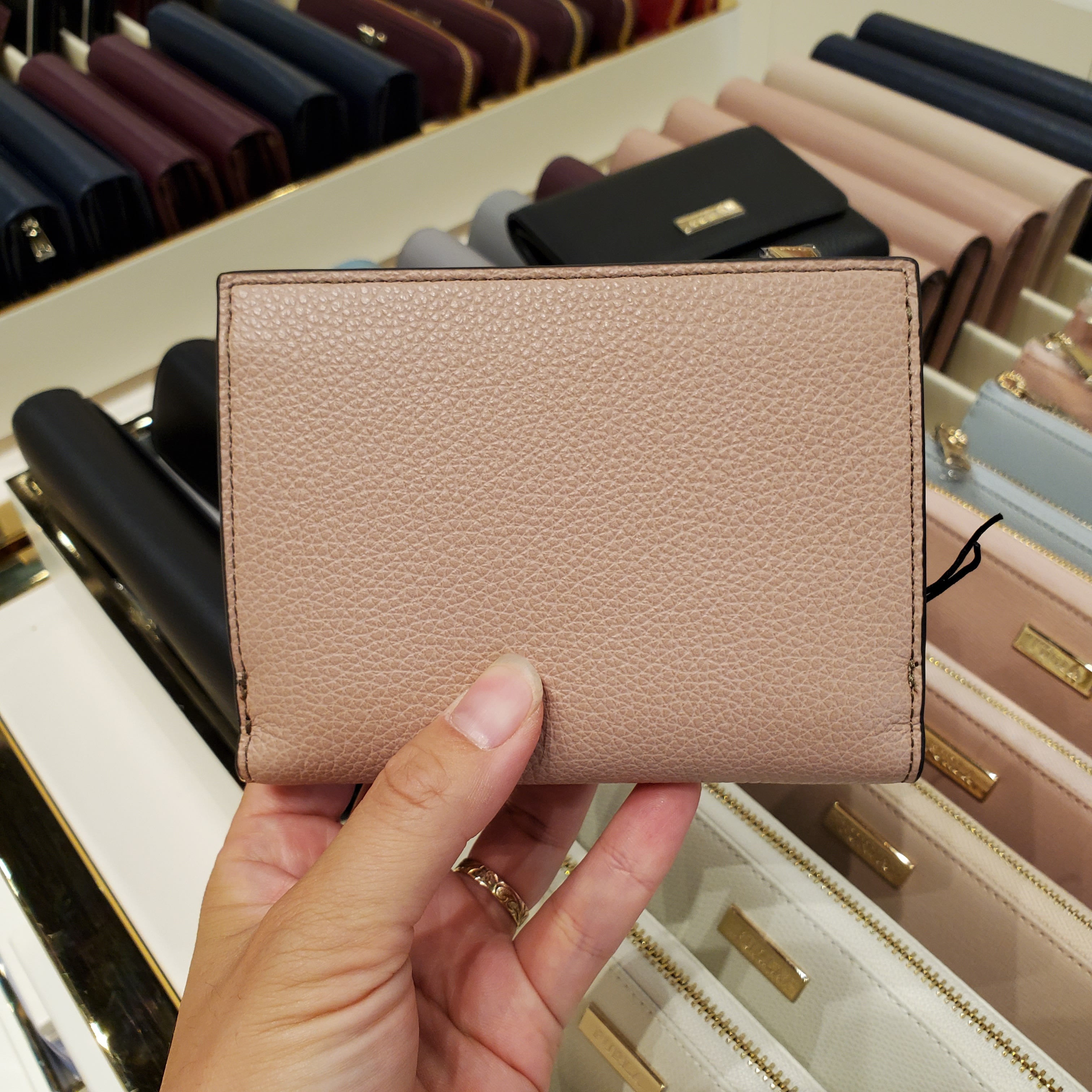 [FURLA] 大人気! 収納タップリ♪折財布 RITZY FURLA] 大人気! 収納タップリ♪折財布 RITZY (FURLA/折りたたみ