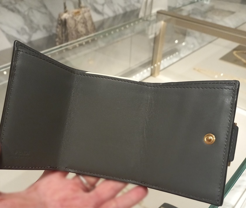 【FENDI】型押しFFロゴ ラムナッパレザー マイクロ 三つ折り財布 FENDI】型押しFFロゴ ラムナッパレザー マイクロ 三つ折り財布