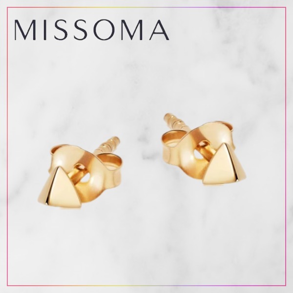 国内初の直営店 【MISSOMA】ゴールドピラミッドスタッド Y1305 ピアス 国内初の直営店 【MISSOMA】ゴールドピラミッドスタッド Y1305 ピアス