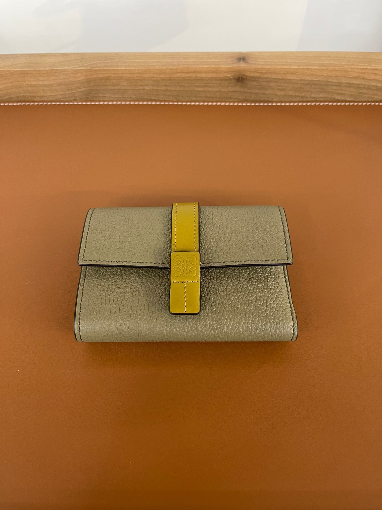 LOEWE ロエベ スモール バーティカル ウォレット カーフスキン