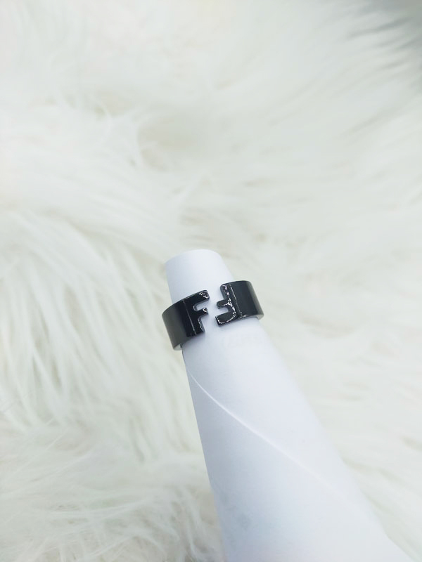 【FENDI】カラー2色★FFモチーフの刻印が魅力的◇バンドリング♪ FENDI】カラー2色☆FFモチーフの刻印が魅力的◇バンドリング♪