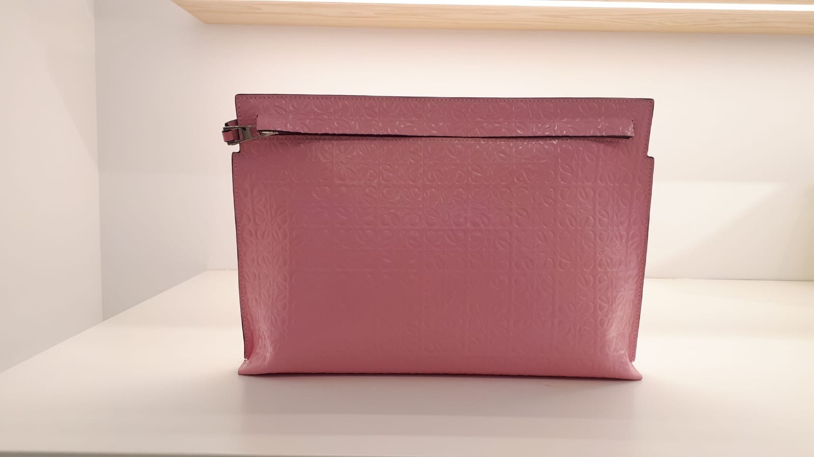 Loewe★60％off ロゴ クラッチ&ポーチ ロエベ レザー 型押し