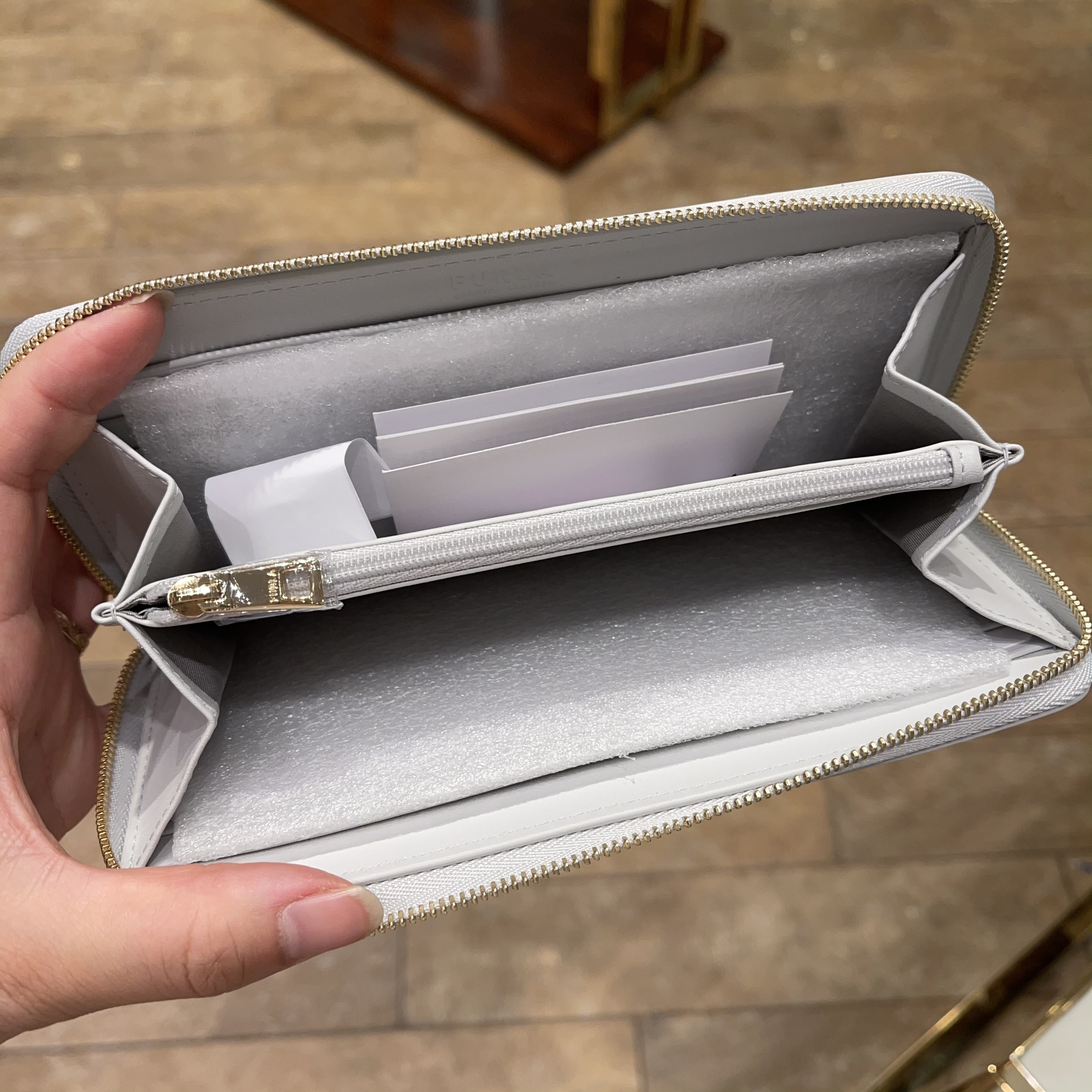 FURLA] BABYLON ジップアラウンド ウォレット クロコ型押し