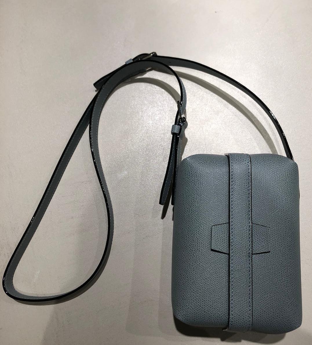 関税込★VALEXTRA★ロングストラップ付きTRIC TRAC 関税込☆VALEXTRA☆ロングストラップ付きTRIC TRAC (Valextra