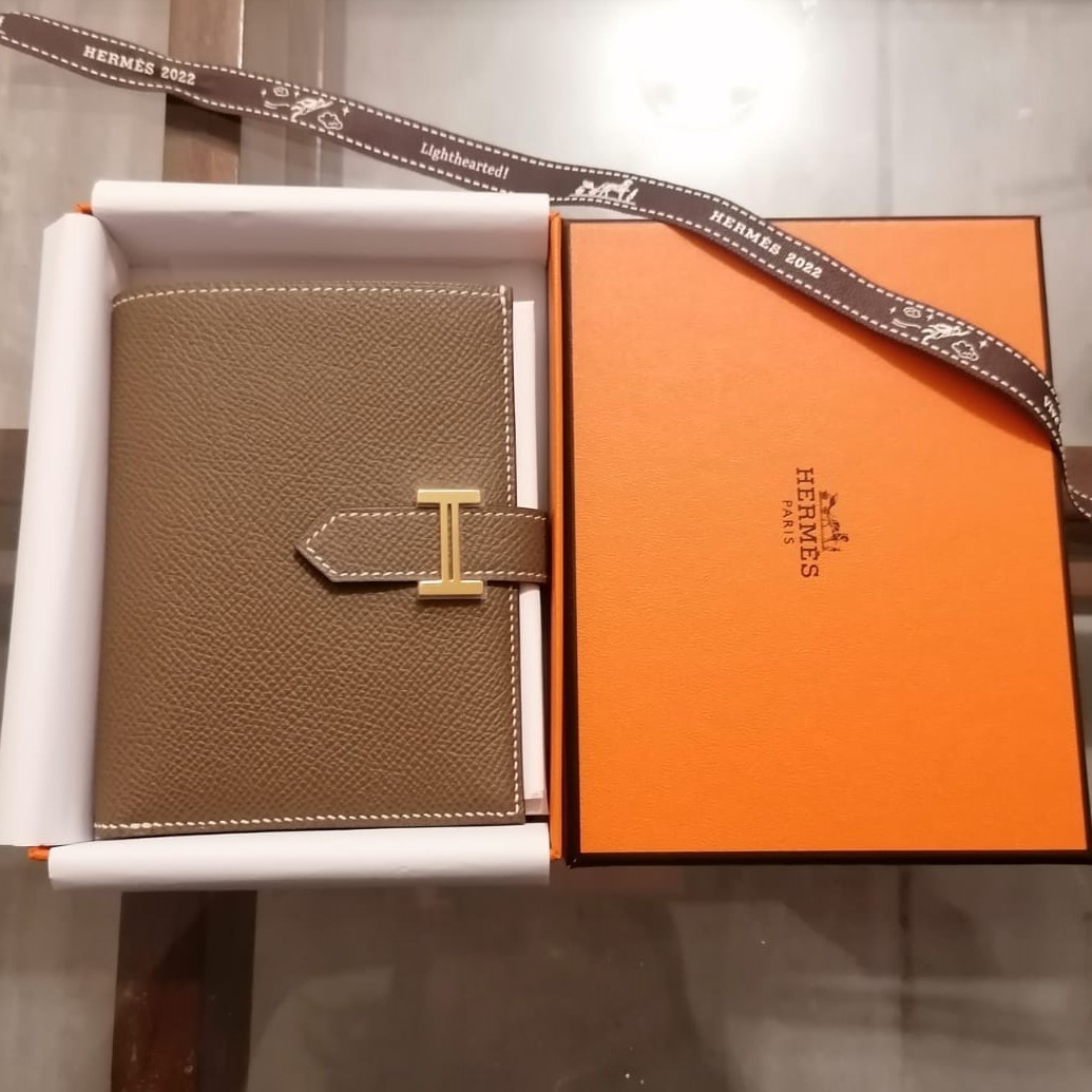 HERMES《Bearn Compact》ベアン・コンパクト エトゥープ 直営店