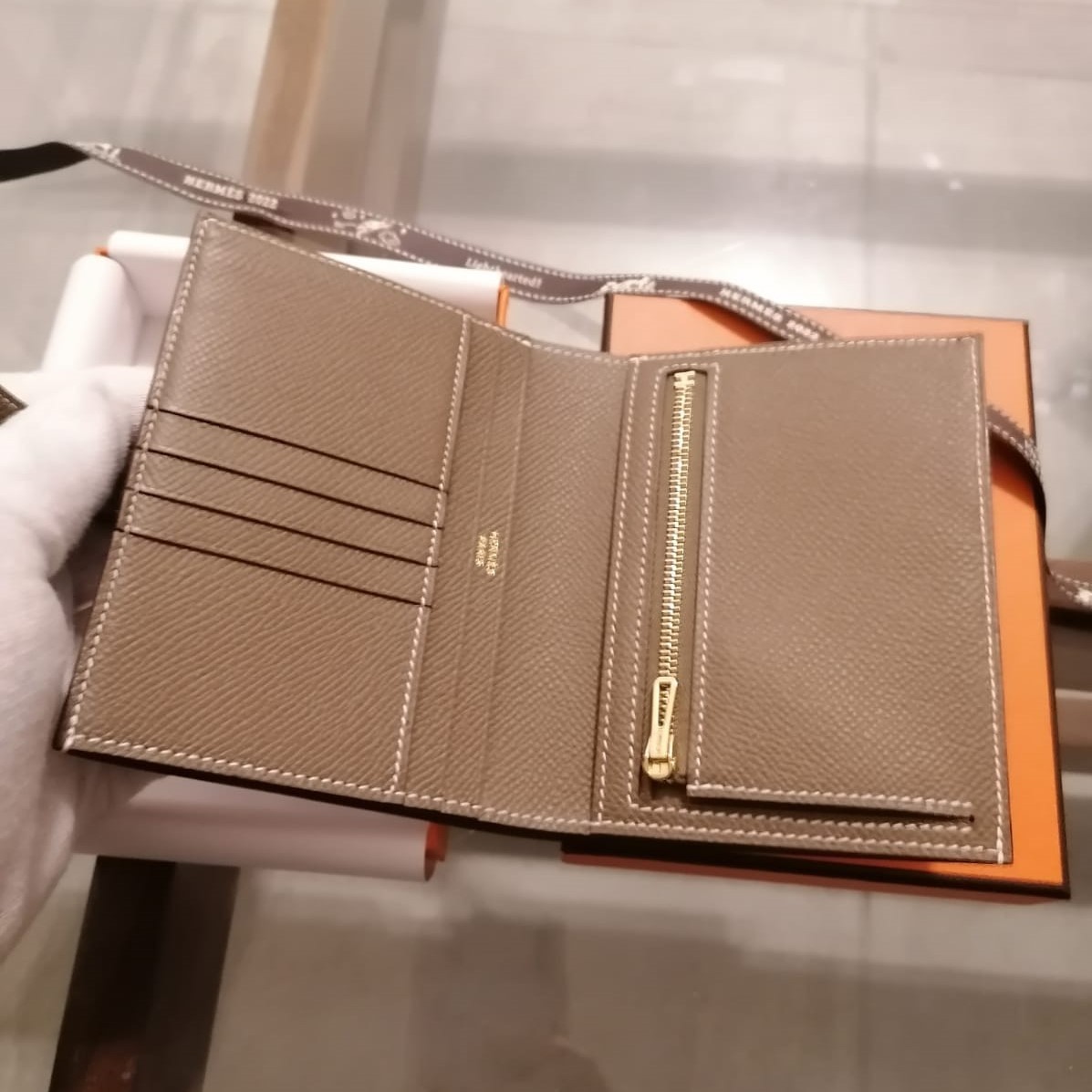 HERMES《Bearn Compact》ベアン・コンパクト エトゥープ 直営店