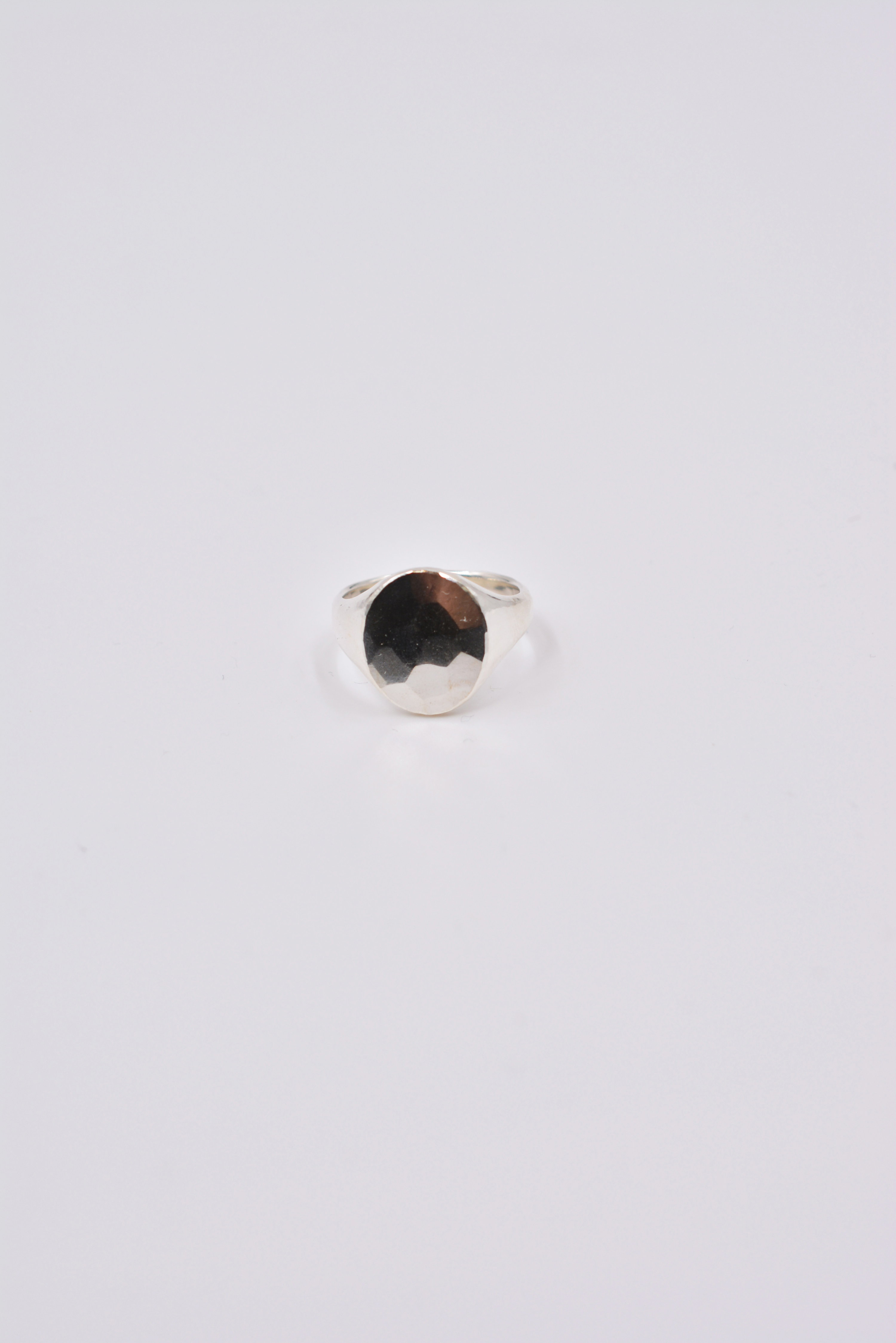 指輪・リング WERKSTATT MUNCHEN M1001 SILVER SIGNET RING OVAL HAMMERED WERKSTATT MÜNCHEN M1001 SILVER SIGNET RING OVAL HAMMERED