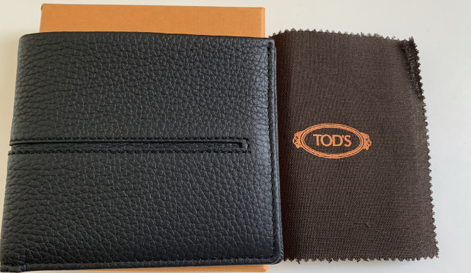 アウトレット数限定TOD`S(トッズ) 粋な男の折財布ブラック入荷
