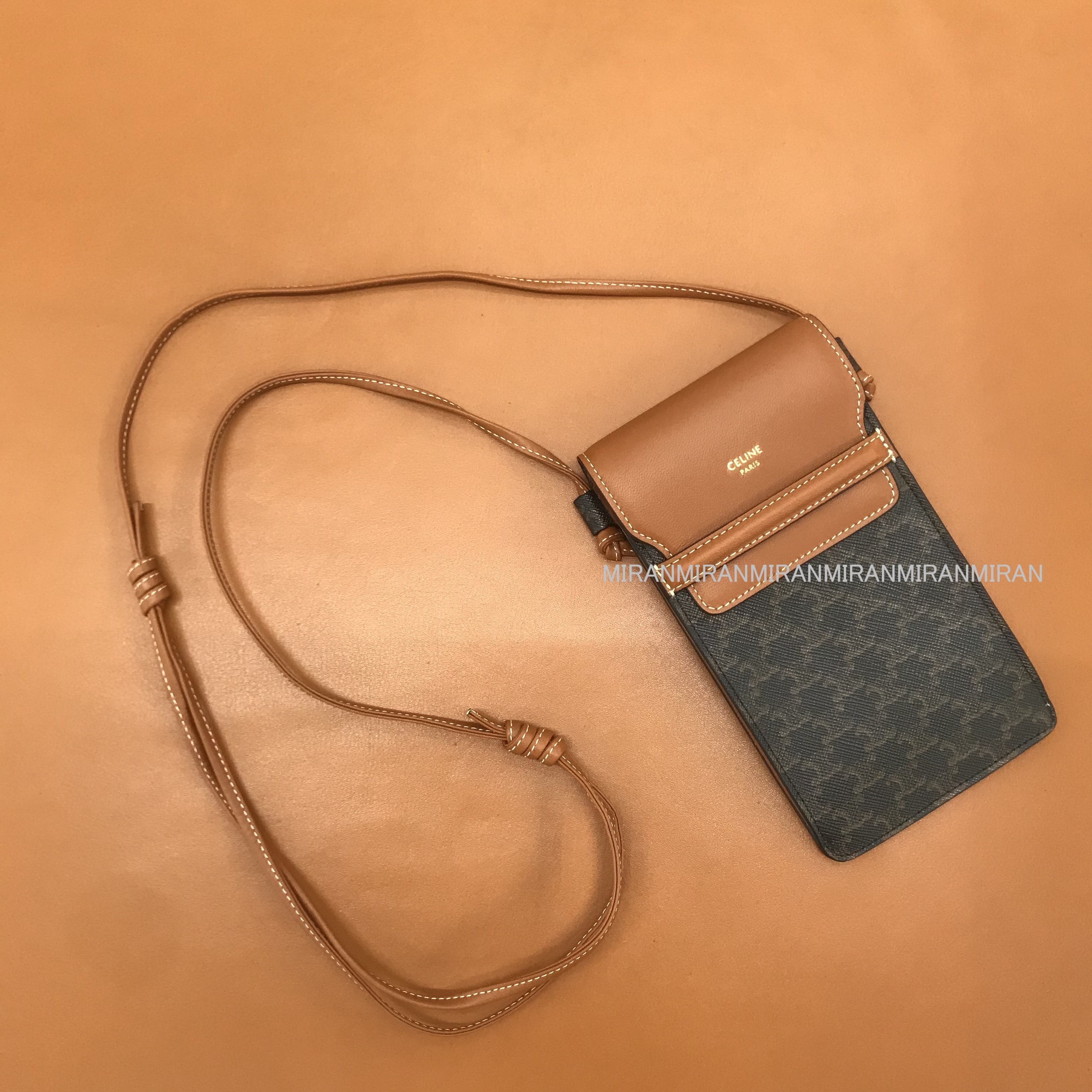 送料込【CELINE】NEW♪ストラップ付きフォンポーチ