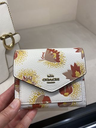 花柄 Coach x 折りたたみ財布(レディース) - 海外通販のBUYMA