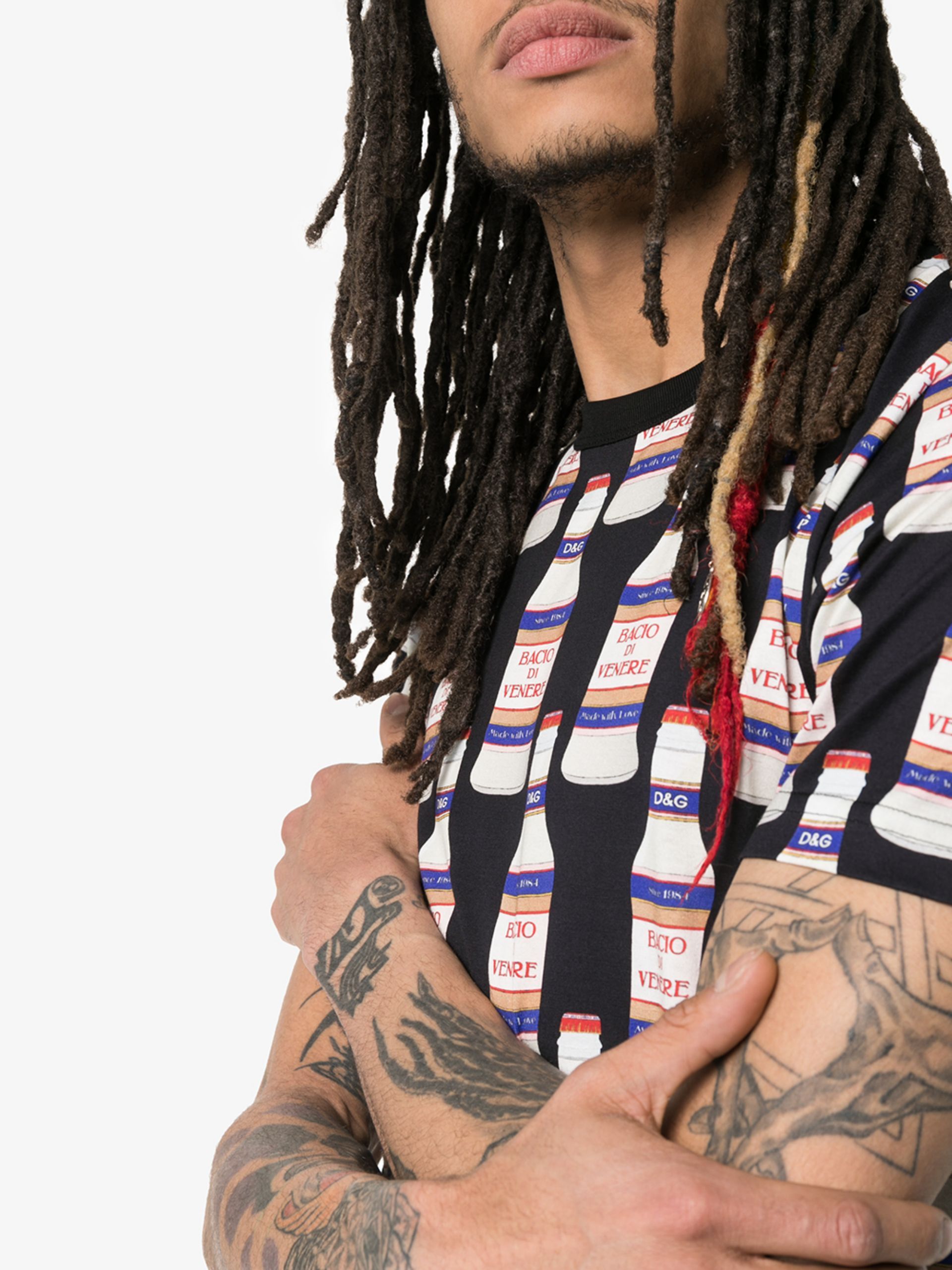 【関税送料込】D&G ミルクボトルプリント メンズ Tシャツ 関税送料込】D&G ミルクボトルプリント メンズ Tシャツ (Dolce