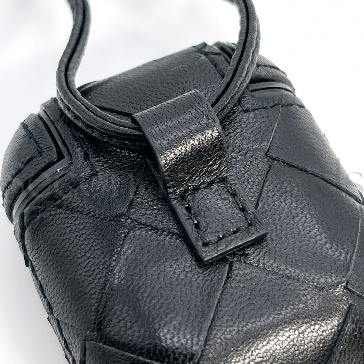BOTTEGA VENETA イントレチャート15 ラム レザー AirPods ケース