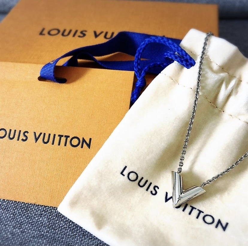 LOUIS VUITTON Essential V Logo Chain Necklace Gold Italy w/Box