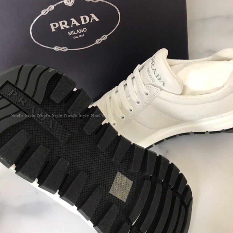 すぐ届く 関税なし PRADA プラダ スニーカー ロゴ レザー (PRADA