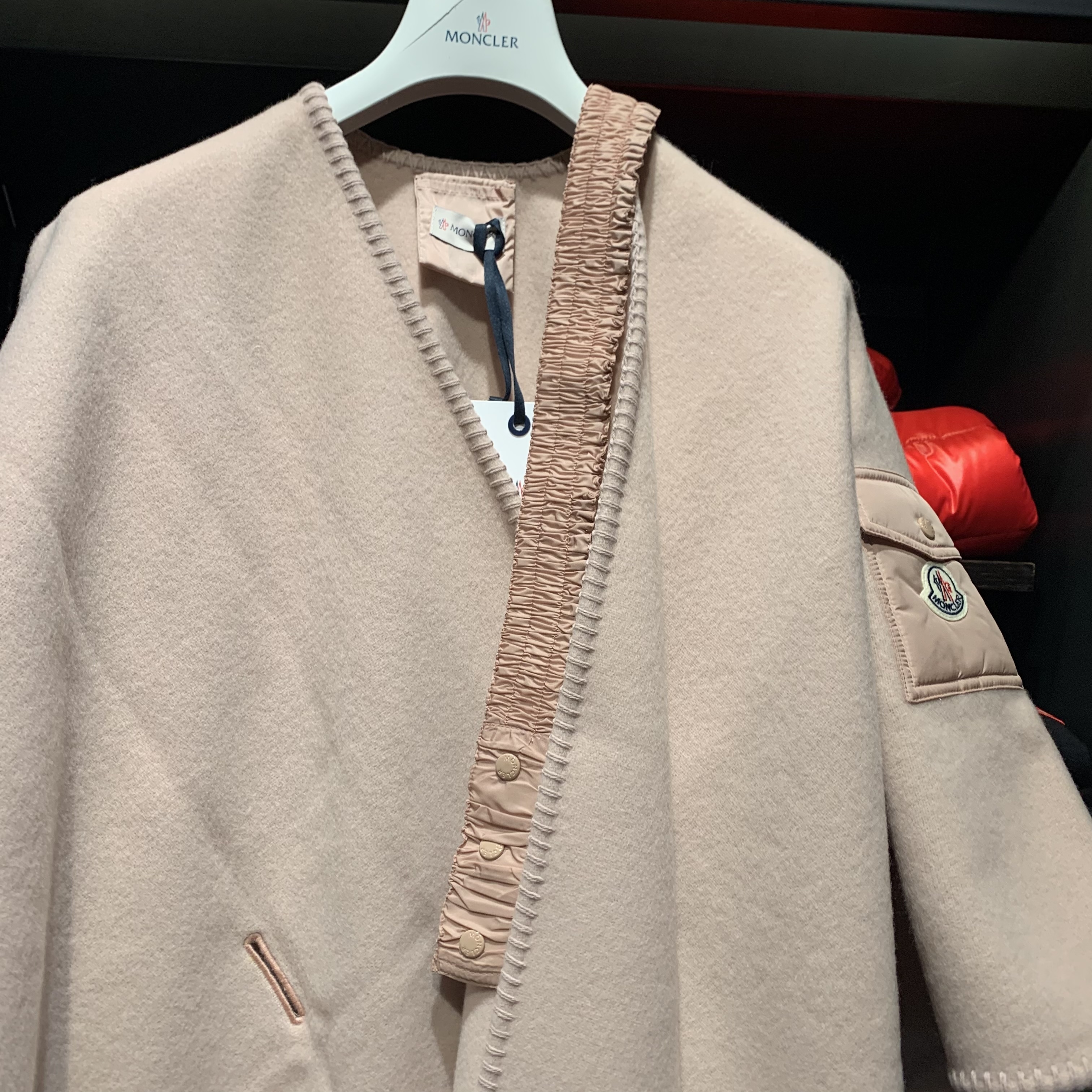 OUTLETモンクレールベルト付きストールMANTELLA腕ロゴケープ入荷 ...