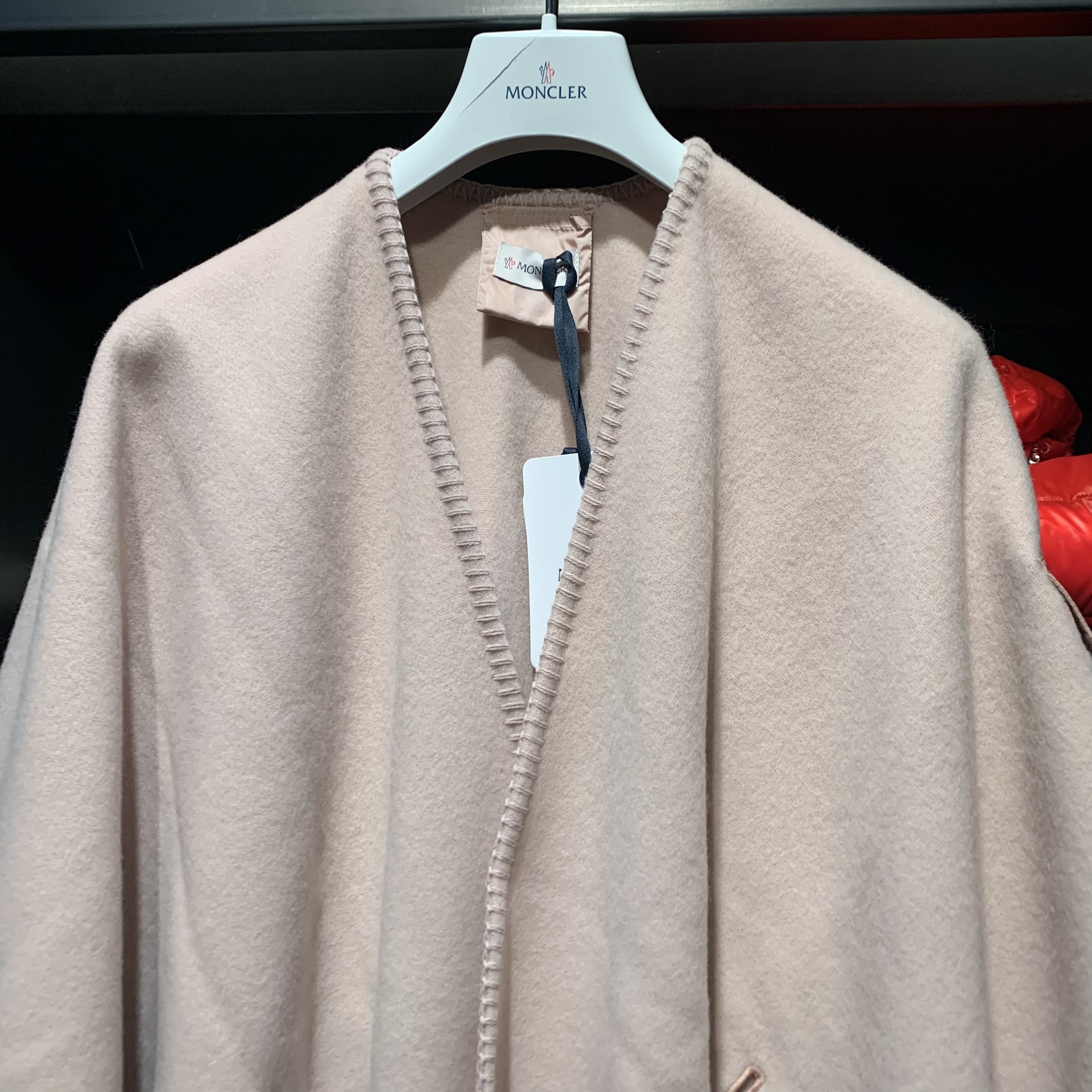 OUTLETモンクレールベルト付きストールMANTELLA腕ロゴケープ入荷 ...