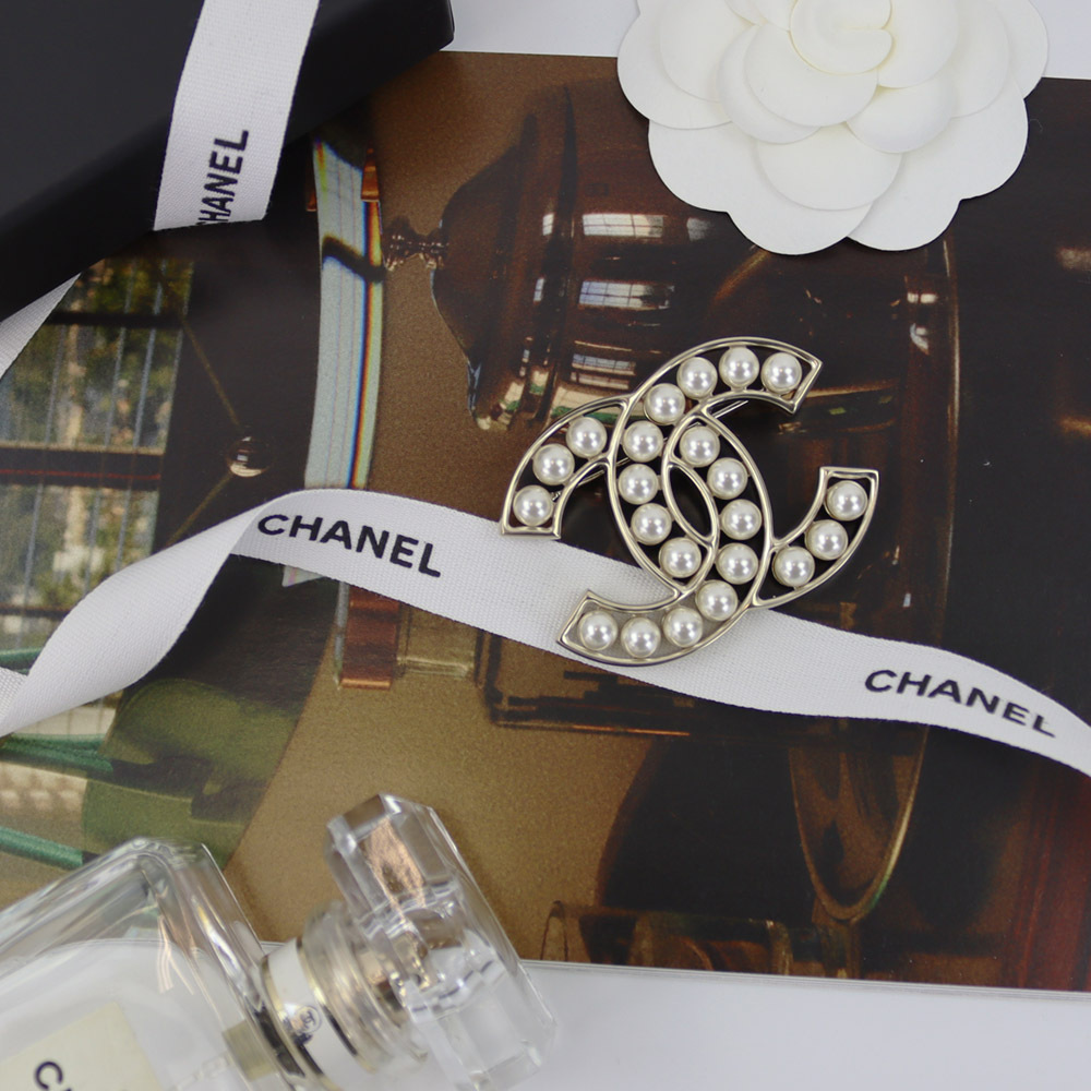 人気定番 CHANELシャネル CCマーク ブローチ☆パール A64978