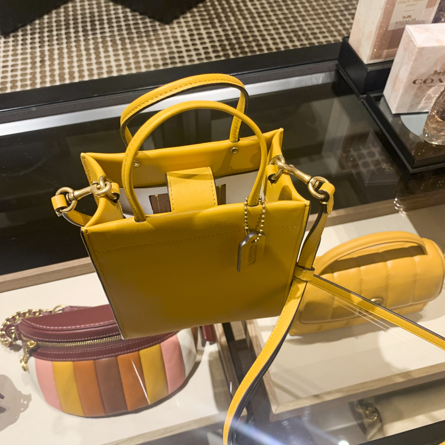 【COACHブティック】●おすすめ●ミニカシン ストラップ付トート COACHブティック】○おすすめ○ミニカシン ストラップ付トート