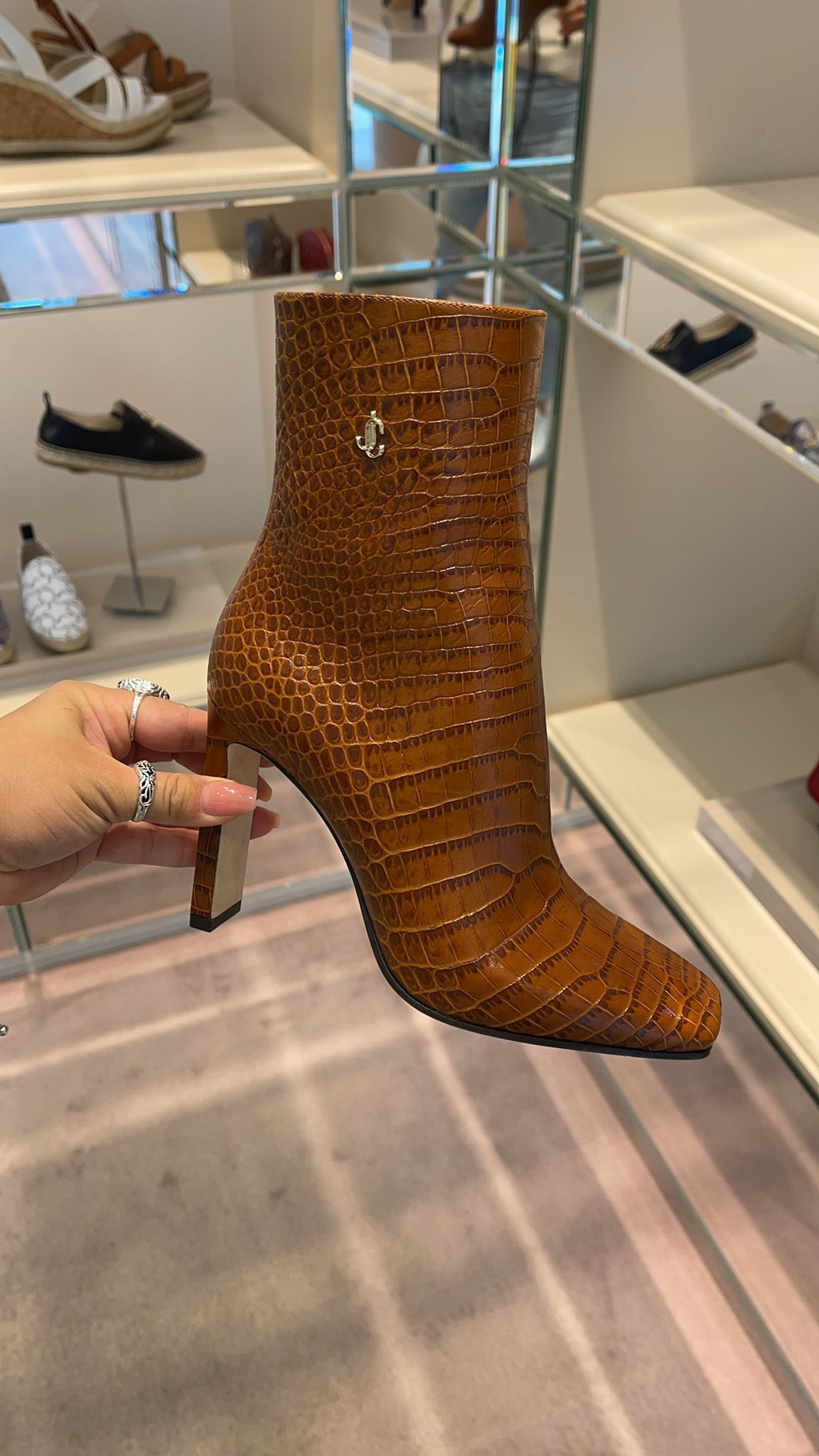Jimmy★Choo(セールでゴージャス)JCロゴ入りMinori100/Cuoio