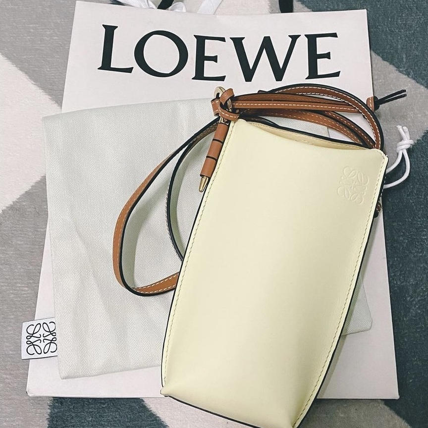 人気のloewe 新作 定番 ゲートポケット スムースカーフ ミニショルダー Loewe ショルダーバッグ ポシェット C650z42x04 ショルダーバッグ ポシェット バッグ カバン 53 766 Www Cepeige Org