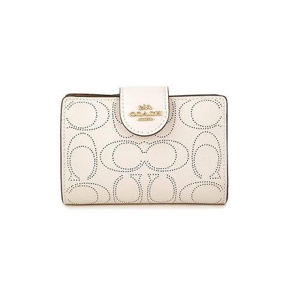 ホワイト(白)系 Coach x 折りたたみ財布(レディース) - 海外通販のBUYMA