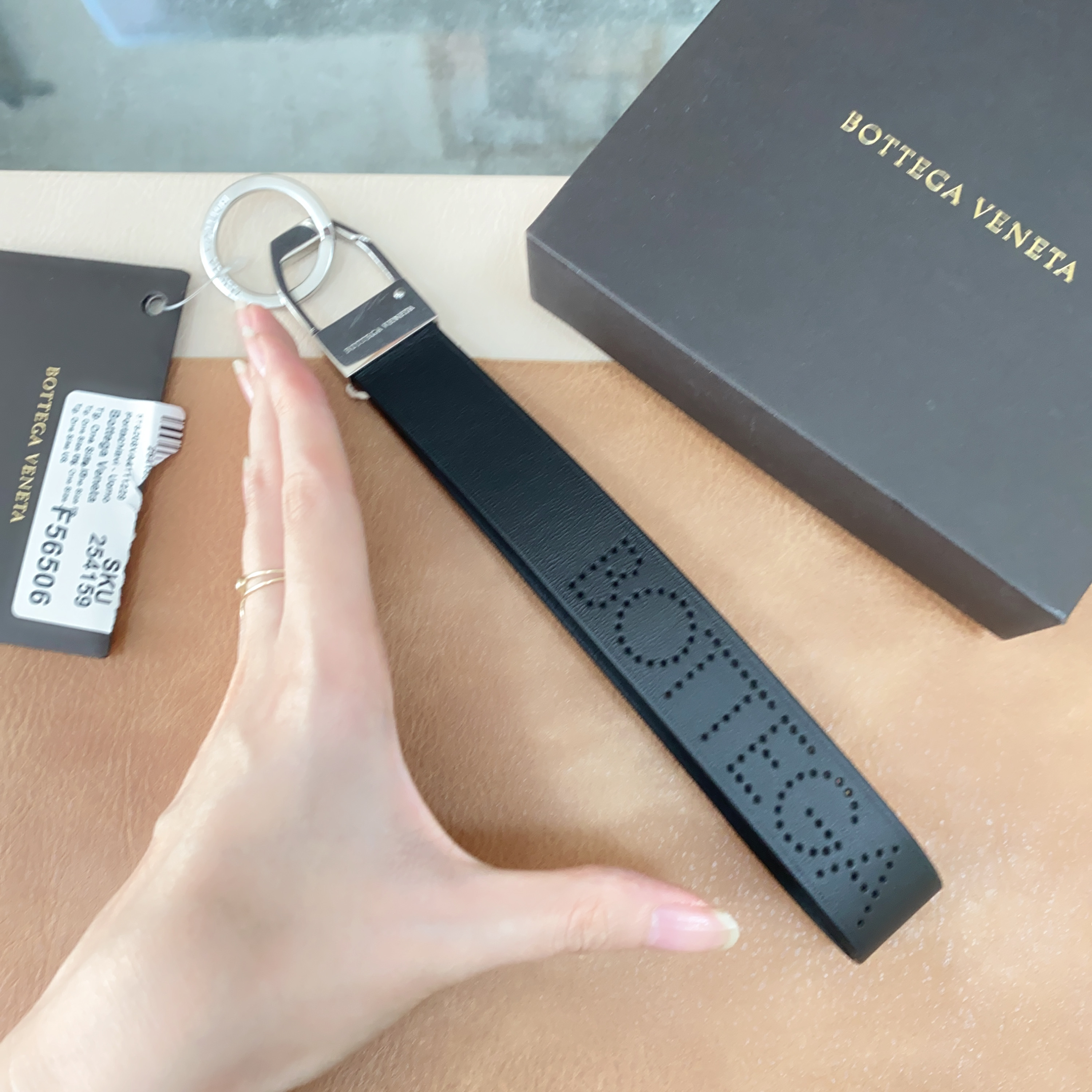 【国内即発★関税込】Bottega Veneta キーホルダー ユニセックス ラスト1【新品】BOTTEGA VENETA ユニセックス キーホルダー 青