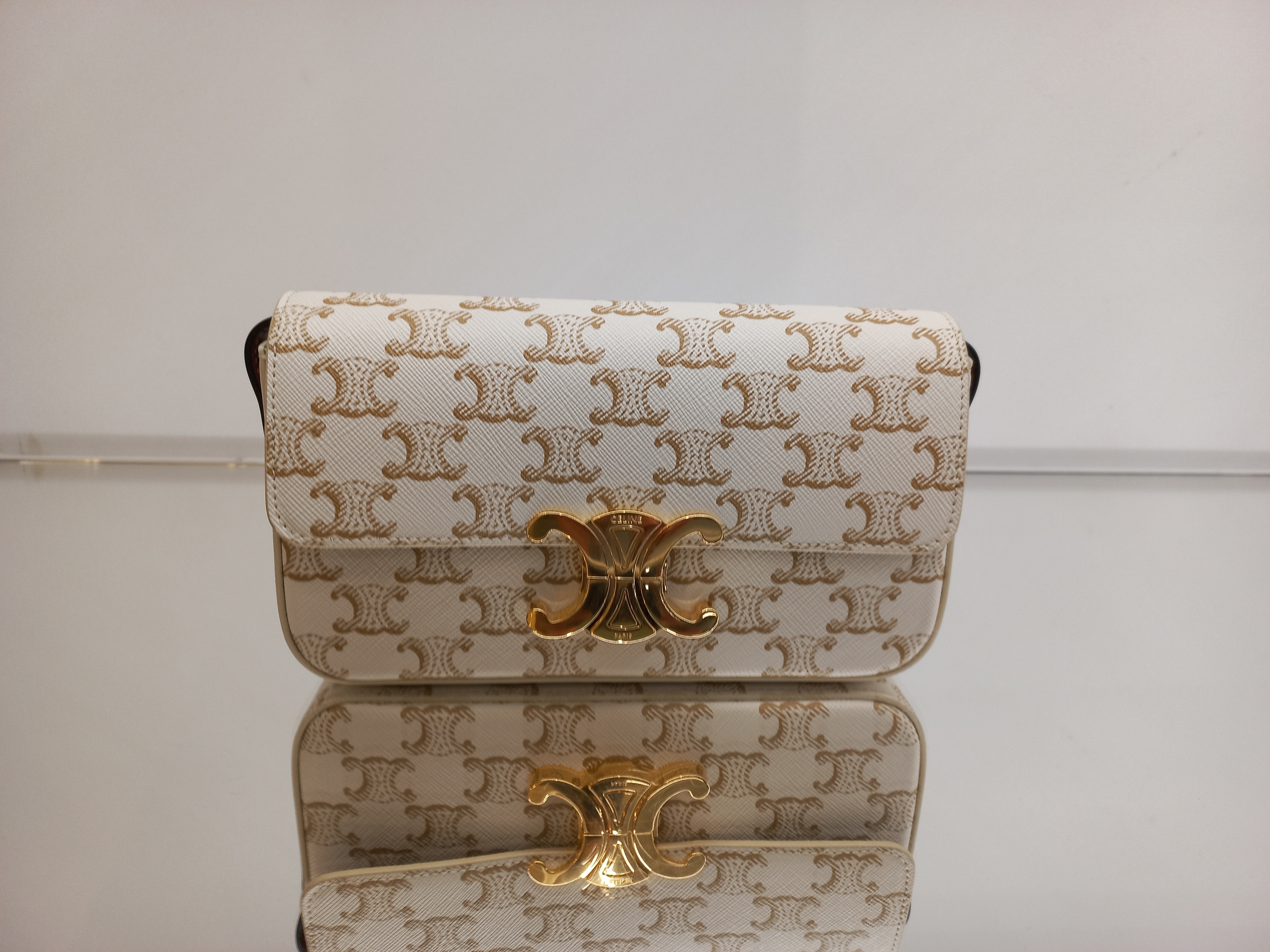 ☆セリーヌ☆直営店買付☆ショルダーバッグTRIOMPHE☆