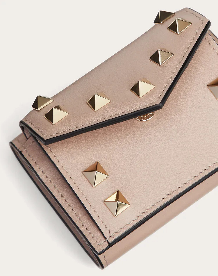 春新作の ウォレット ロックスタッズ VALENTINO - 長財布