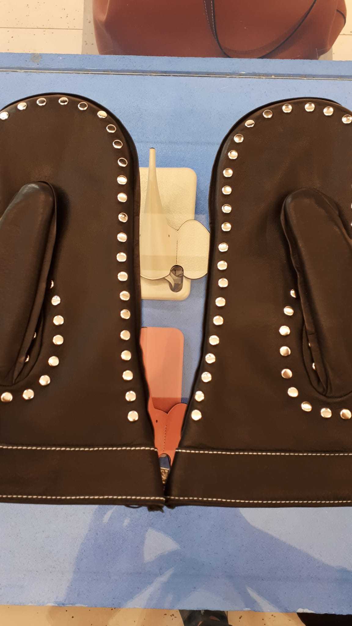 LOEWE 手袋 ★LOEWE★赤字出品手袋★返品可能♪黒バイカラー サイズ8(5)