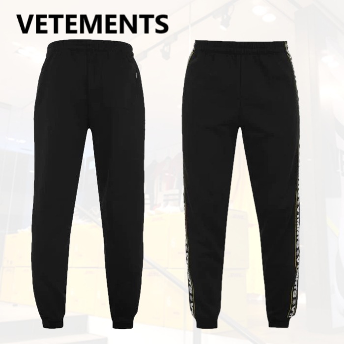 【人気No.1】 VETEMENTS★テープトラックスーツボトムス★送料関税込 スウェットパンツ 【人気No.1】 VETEMENTS★テープトラックスーツボトムス★送料関税込 スウェットパンツ
