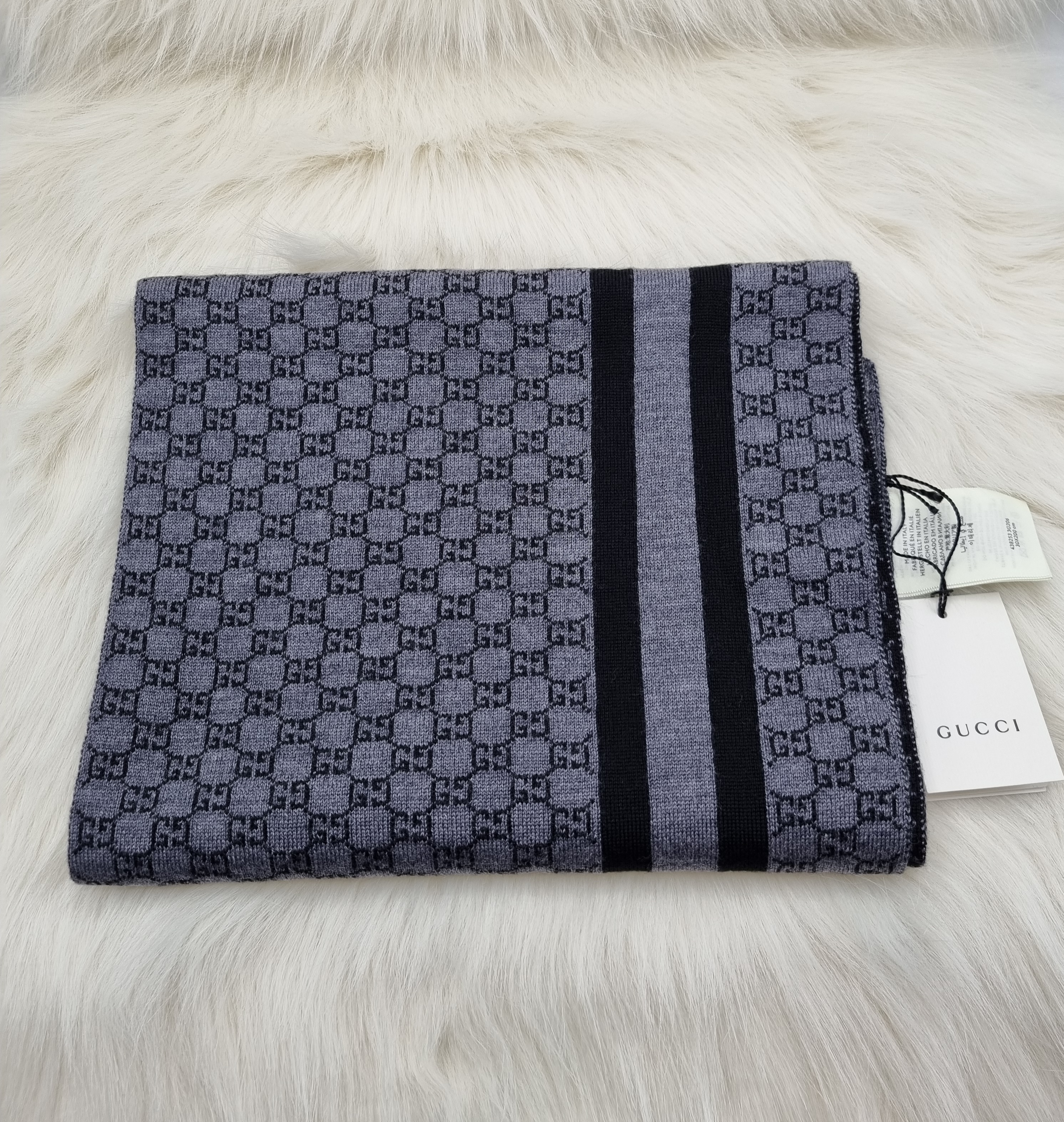 OUTLET【GUCCI】ジャガード マフラー GG ロゴ 手元に在庫！
