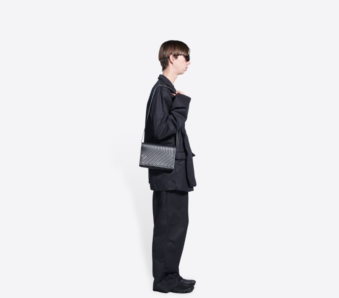 ●送料込●BALENCIAGA●CAR FLAP ストラップ付きバッグ BALENCIAGA】CAR FLAP ストラップ付き バッグ カーフスキン