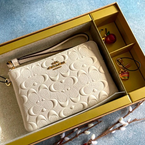 セールCoachチャーム2個付きシグネチャーロゴリストレットポーチ