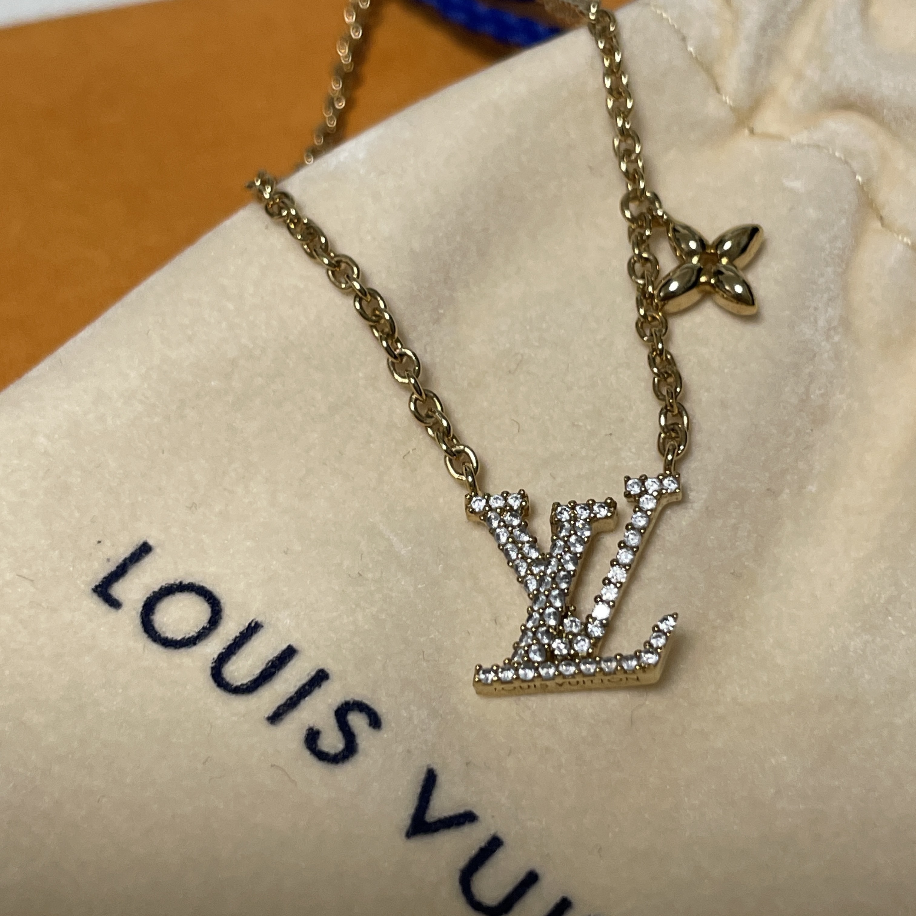 LOUIS VUITTON コリエマルチLVロゴネックレス ルイヴィトン