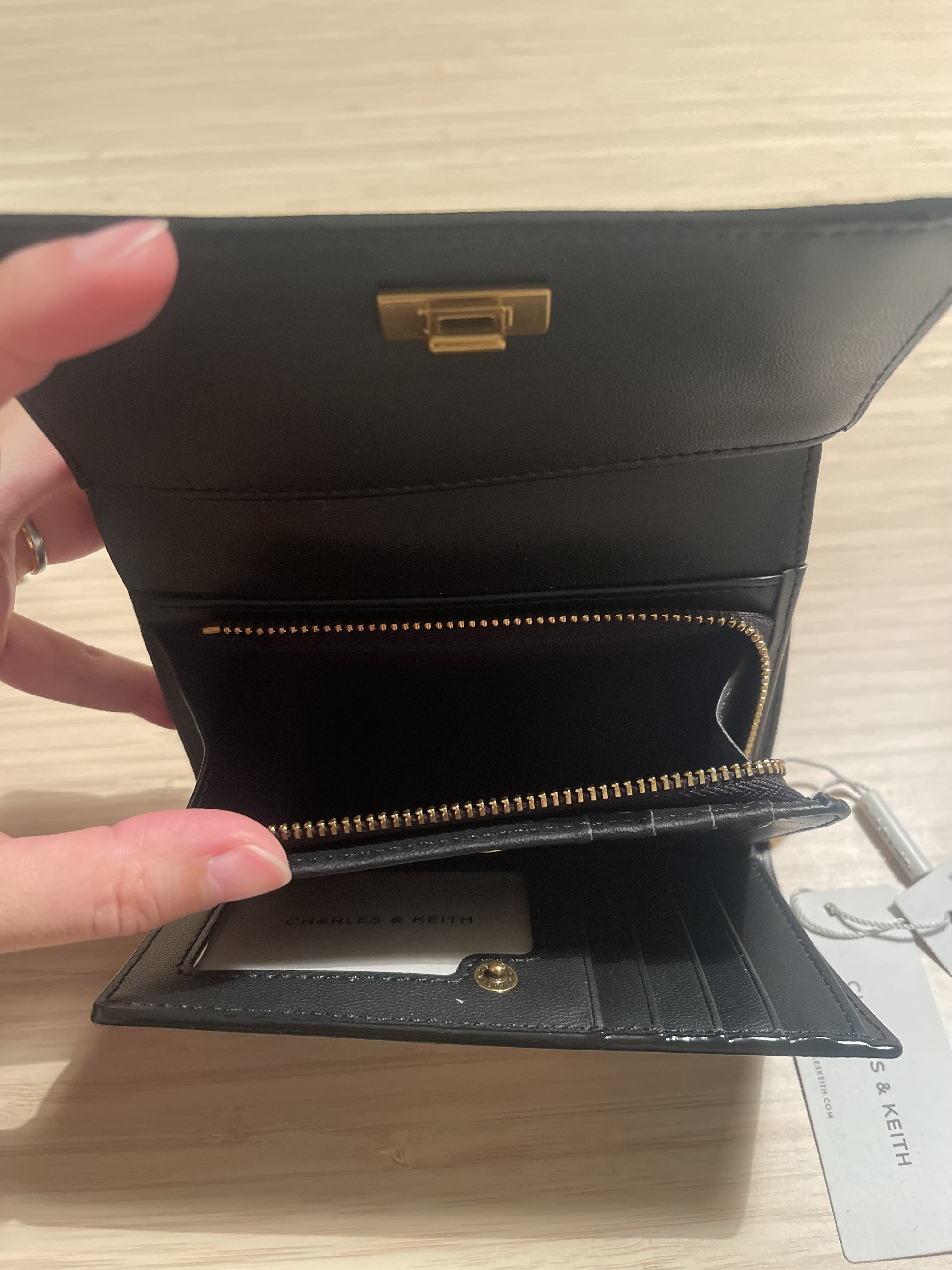 ★CHARLES&KEITH メタリックフロントフラップ ウォレット/送料込 ☆CHARLES&KEITH メタリックフロントフラップ ウォレット/送料込
