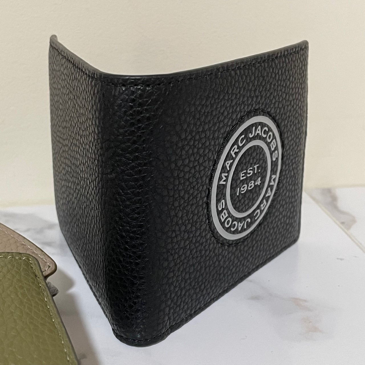 Marc Jacobs シグネットロゴ レザー 2つ折り財布 ユニセックス Marc Jacobs シグネットロゴ レザー 2つ折り財布 ユニセックス
