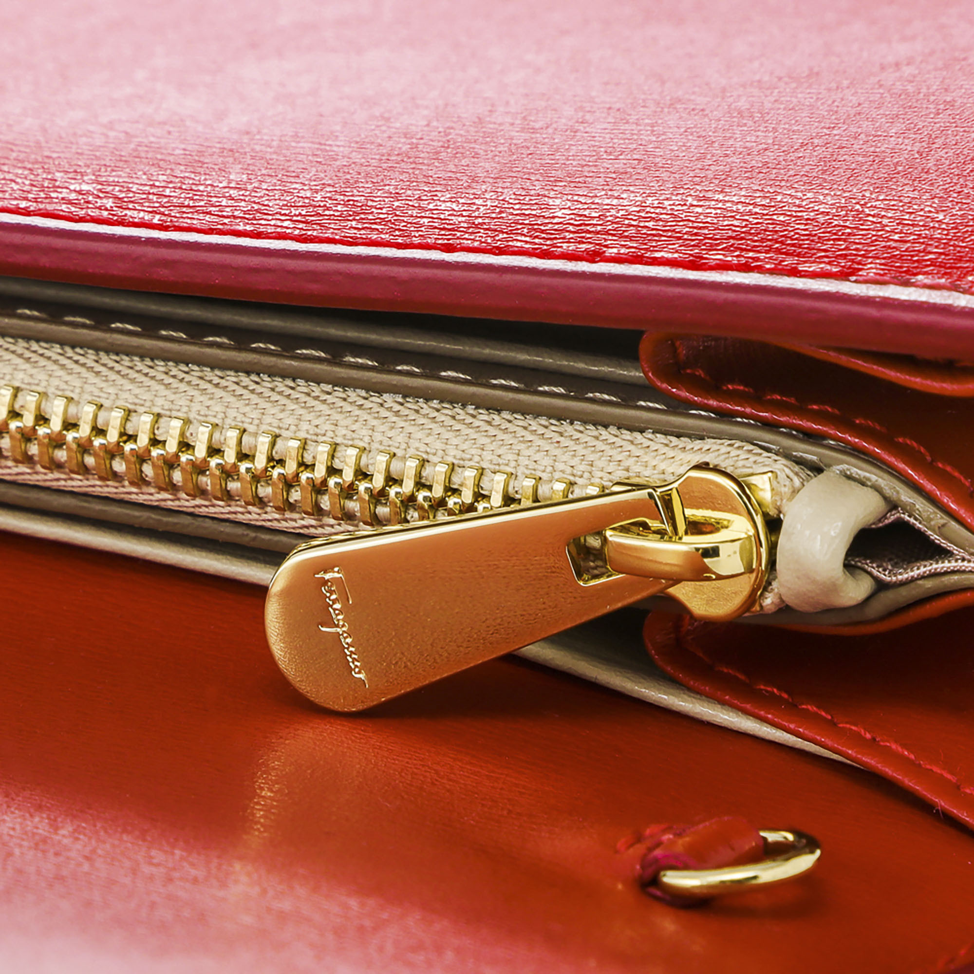 Salvatore Ferragamo ショルダーバッグ・ポシェット 【国内即発送】フェラガモ ショルダーバッグ 22D292 0690605(8)